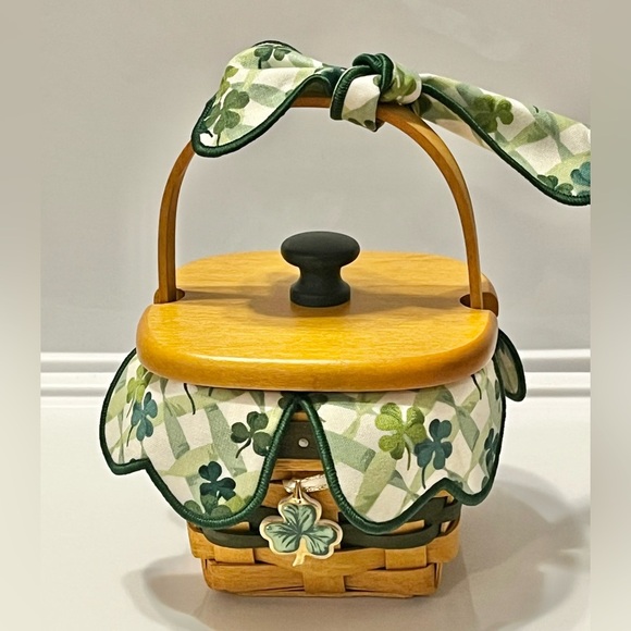 Longaberger 1999 Lots of Luck Basket w/Liner,Charm, Protector,Lid & Product Card - Picture 10 of 10